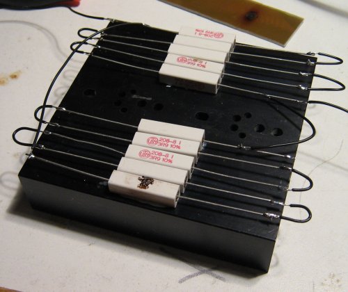 Heatsink with resistors.